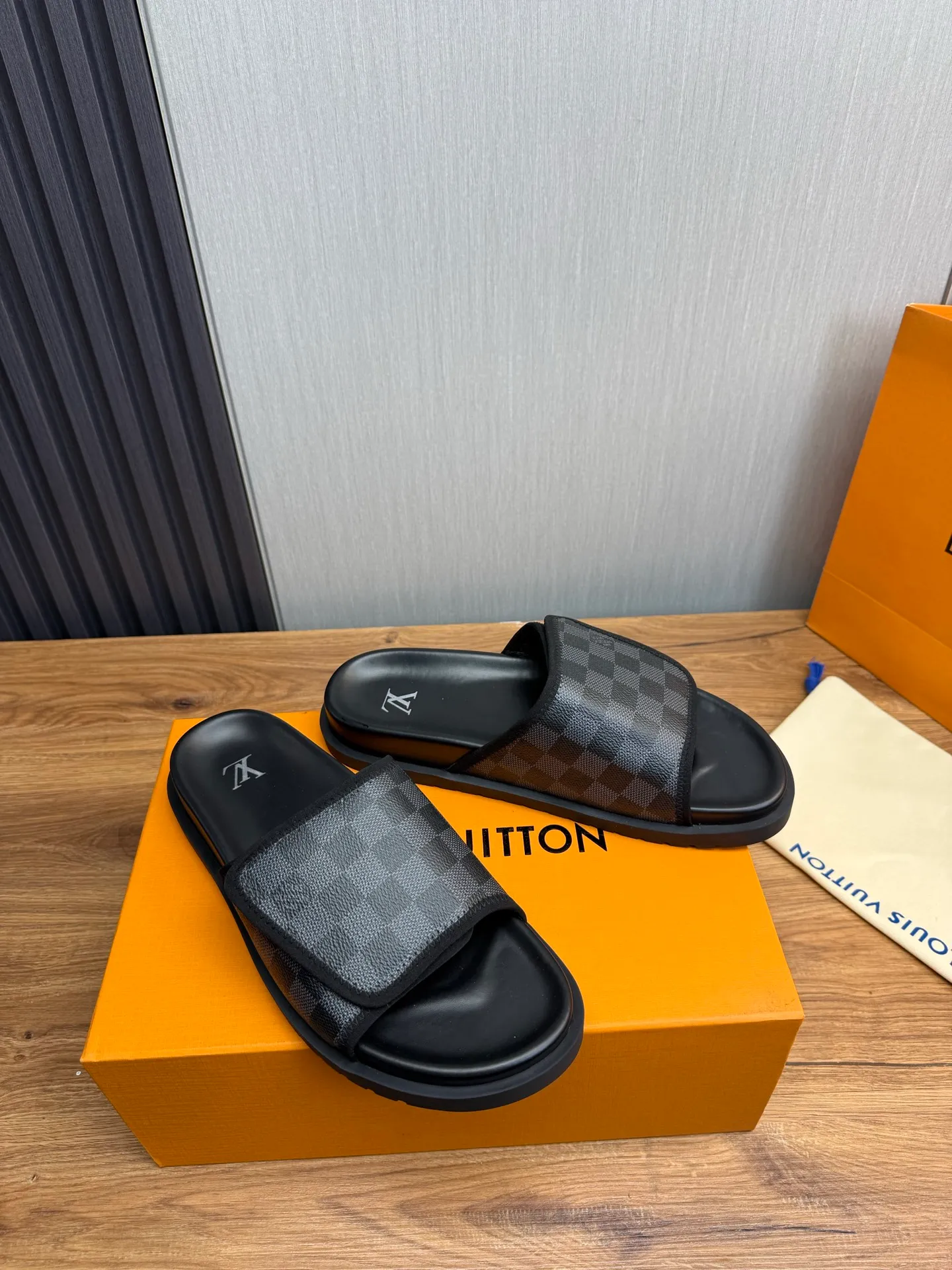 Men's shoes 💰340💰 ▪️LV's popular Little Red Book popular slippers hot sale: 1 shipment✅ Super textured and comfortable slippers, original TPU outsole. Authentic counter box drawer box packaging 🎁Size 38-45